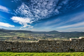 乡村蓝色天空远山矮墙摄影图片